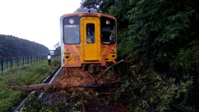 豪雨影響，台鐵內灣線17日下午有路樹倒塌，1817次列車剛好撞上崩落土石，所幸司機員及旅客平安，台鐵人員全力搶修，82分鐘後清除，影響1列次40名旅客。／中央社／台鐵提供