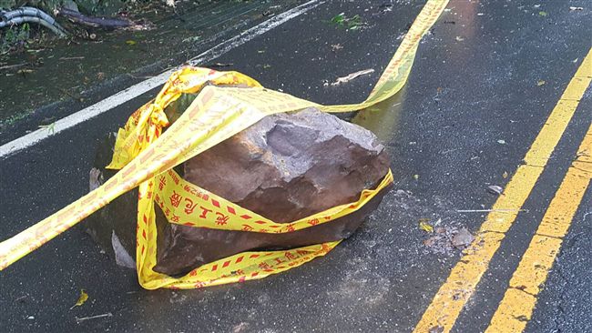 天降大石！北投紗帽路一度單線通車