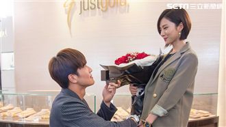 楊一展單膝下跪求婚　逼哭蔡黃汝