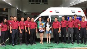 新北市民李莉，以已故丈夫陳明坤之名，捐贈蘆洲消防分隊救護車。（圖／新北市消防局提供／中央社）

