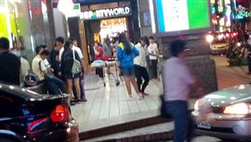 國中生,畢業生,少年,青少年,打架,群聚,爆料公社2.0　圖／翻攝自爆料公社　https://goo.gl/5RJc6Q