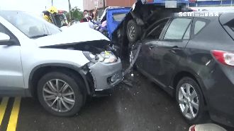 疑打滑衝對向道　3車連環撞釀3傷