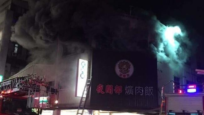 台中知名小吃店失火　3人急跳樓逃生