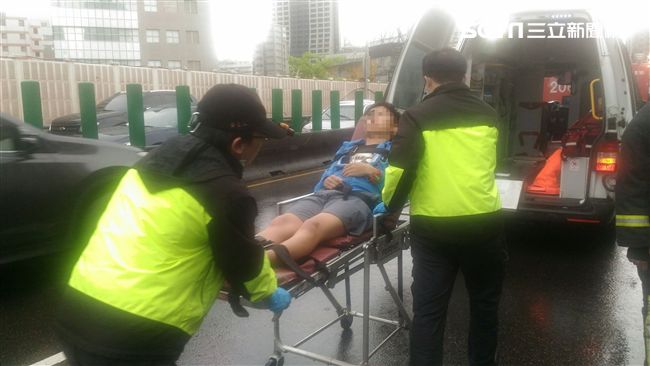疑天雨路滑　休旅車自撞旋轉180度