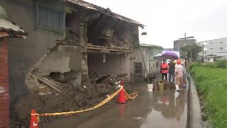 連日大雨百年老厝牆倒　險壓獨居屋主
