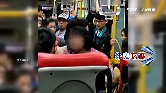 不滿被夾到腳　婦暴走公車飆罵學生