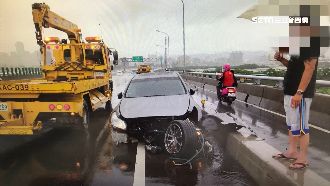 轎車失控打滑　逆向撞護欄險摔下橋