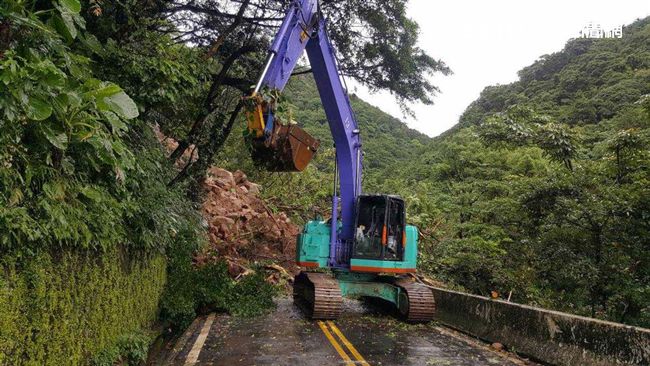 巴拉卡公路坍方　2樓高土石掩蓋道路