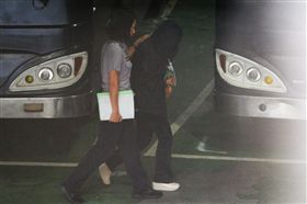 台北地檢署偵辦永豐金疑違法放貸案，三寶建設董事長妻廖怡慇（右）羈押禁見。（中央社）