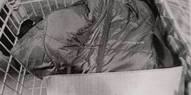 睡著也不想脫的外套瑞士品牌《MAMMUT》的防風防潑水外套。（圖／翻攝畫面）