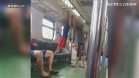 扯！小孩車廂「吊單槓」　大人不制止竟幫忙