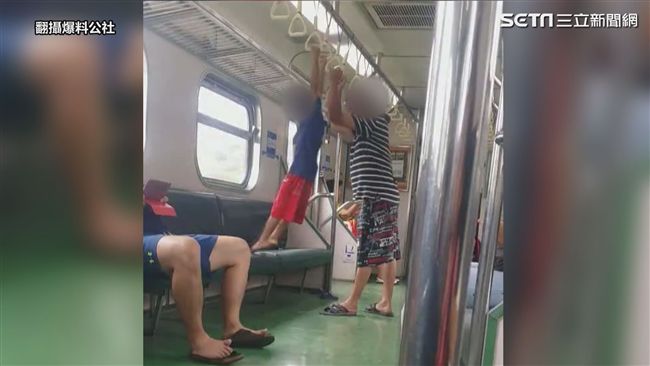 扯！小孩車廂「吊單槓」大人不制止