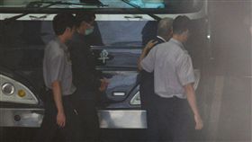 台北地檢署偵辦永豐金疑違法放貸案，認為永豐金負責人何壽川（後右白髮者）涉嫌重大，有串（滅）證及逃亡之虞，17日向法院聲請羈押禁見。台北地方法院召開
羈押庭，18日裁定何壽川收押禁見。（中央社）