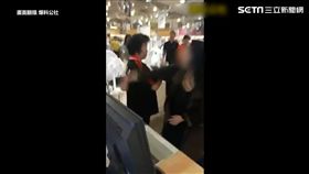 婦人向工作人員怒潑飲料。