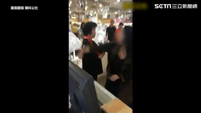 影／大嬸試吃不滿意　怒潑咖啡果汁