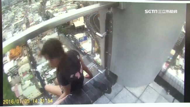 女子危坐24樓邊　警消驚險垂降救援