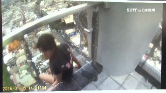 女子危坐24樓邊　警消驚險垂降救援