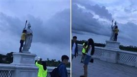 男爬高抱雕像_爆料公社