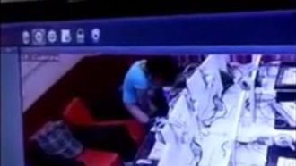 網咖女客見四下無人　竟直接脫褲撒尿