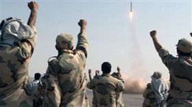 旅台伊朗人阿米爾（化名）在接受《三立新聞網》專訪時指出，革命衛隊是伊朗政權得以存續的核心支柱，但同時也是扼殺民間經濟的兇手之一。（圖／翻攝自推特）