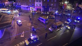 廂型車,清真寺,Seven Sisters Road,衝撞,撞人,行人,倫敦
（圖／翻攝自推特）