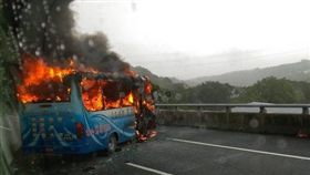 遊覽車國道遭火煙吞噬，司機逃出無人傷亡。（圖／翻攝網路）