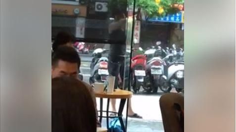 大鬧星巴克　女失控飆罵店員顧客