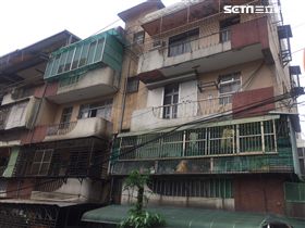 風災雨棚砸婦新車，10戶都要賠。