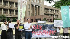 環團行政院抗議亞泥。（記者盧素梅攝）