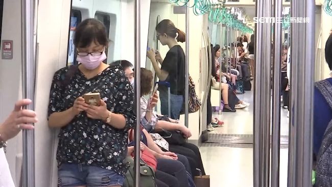 捷運見1幕超吃驚　陸女：年輕男女都在用