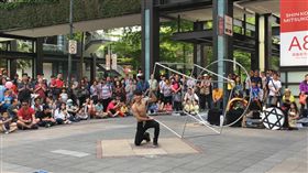 吳旻謙,Peter Wu,立方體,街頭藝人,雜耍（圖／翻攝自
幻藝術團長 Peter Wu (吳旻謙）臉書）
https://www.facebook.com/peterwu.magic