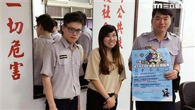 就讀文化大學三年級的吳姓女學生，因假客服聲稱電影票重覆劃位問題，遂前往超商操作ATM，警方及時阻止她匯出4萬元（翻攝畫面）