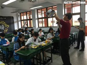 消防人員到場進行防火防災宣導。（圖／翻攝畫面）