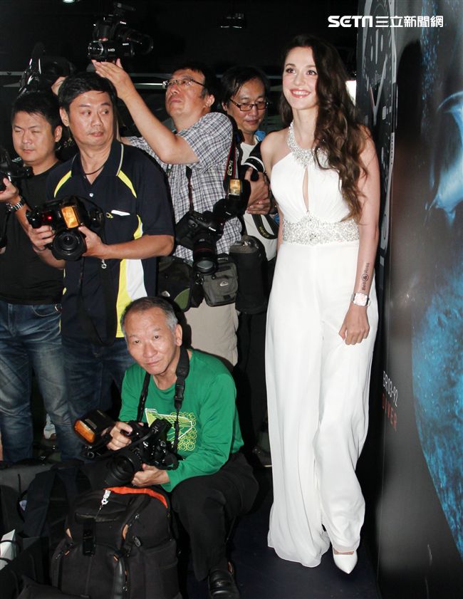 婚後的瑞莎在老公帶領下愛上潛水，但她怕摸到魚而傷害魚兒。（記者邱榮吉/攝影）