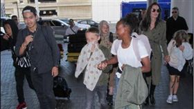 裘莉帶著6名子女出國度假。（圖／翻攝自每日郵報）