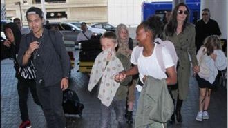 裘莉帶孩子度假去　小布過孤單父親節