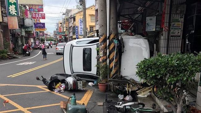 打翻飲料的代價　撞倒7部機車還側翻