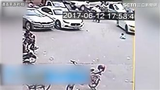 驚！遭母訓斥留路邊　兩歲童被車輾過
