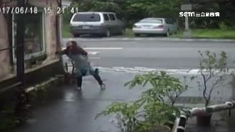 遭控比中指挑釁　老闆喊冤：是食指