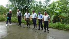 南投縣國姓鄉1處林班地疑因降雨導致大面積崩塌，林務局19日與鄉公所會勘，後續進行坡面截留、填補農路裂縫（圖）等連串處置，防止崩塌擴大。（圖／南投林管處提供／中央社）