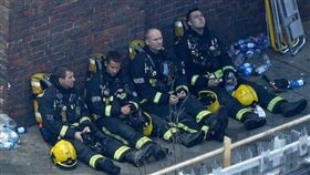 格蘭菲塔,Grenfell Tower,Jon Wharnsby,世界末日,火災,兩難　圖／翻攝自路透社