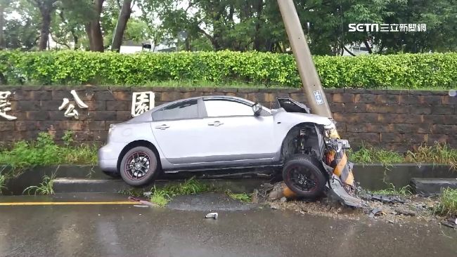 轎車失控撞電桿　車頭全毀駕駛僅擦傷