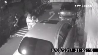 爭風吃醋？男把女友前夫「當沙包打」