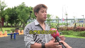 把記者摔得嫑嫑的！雞腿哥出招駁館長