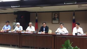 環團批張景森喬亞泥案　經部：協商共識
環團抗議政務委員張景森為亞泥案解套，要求行政院說
明。經濟部次長楊偉甫（右3）19日表示，經政院指示
再檢視亞泥展限案確定無違法問題，且亞泥展期案為會
議協商共識。
中央社記者黃麗芸攝　106年6月19日