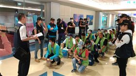 王嫌與39名嫌犯在埃及設立詐騙機房遭逮，埃及政府逼迫嫌犯必須繳清罰金才能離境，今天第二批嫌犯繳清罰金後返回台灣（翻攝畫面）