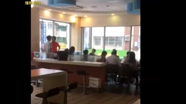 奧客不消費佔位開會　竟還拍桌譙店員