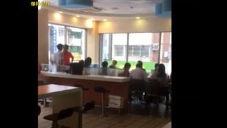 奧客不消費佔位開會　竟還拍桌譙店員