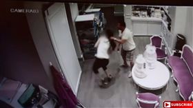 恐怖！美亞裔男狠抓女店員頭髮　還想拖行到置物間內
圖／翻攝自watch life 2 YouTube
https://www.youtube.com/watch?v=YtGGO7hTUJU