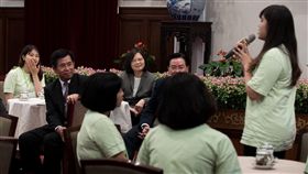 蔡英文總統接見「106年青年海外和平工作團」。（總統府提供）